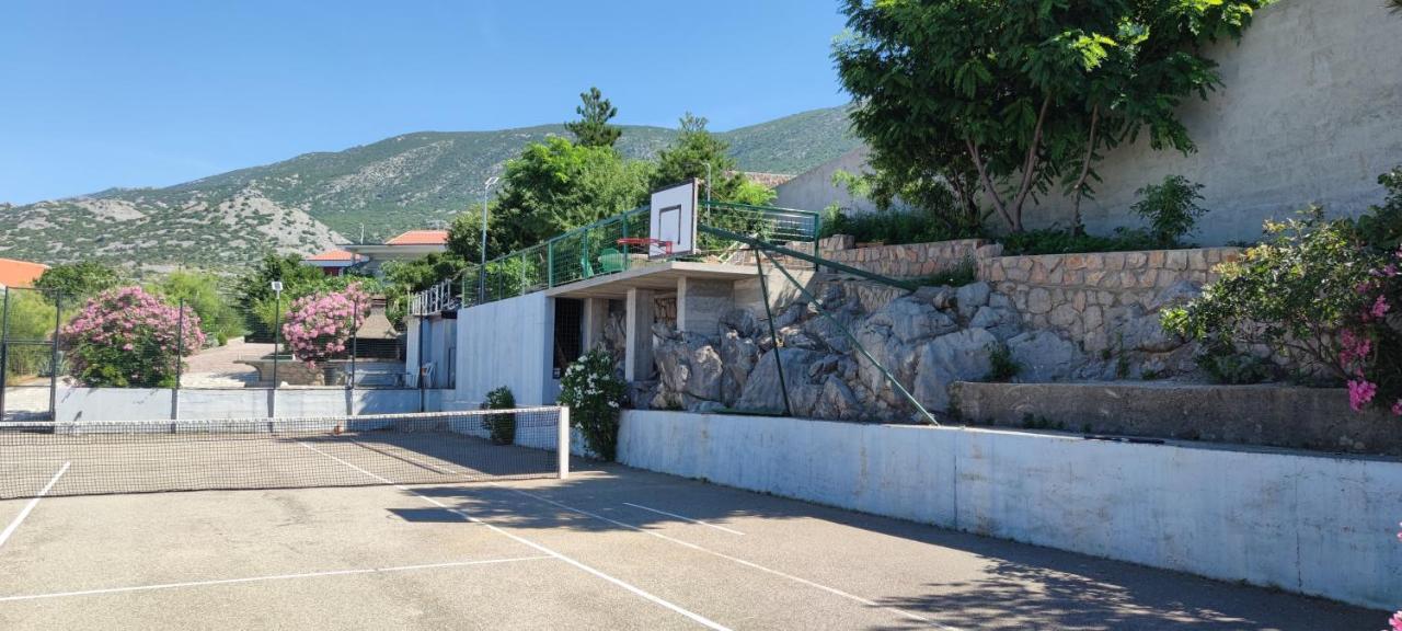 Resort Haus Toma Cesarica Exteriör bild