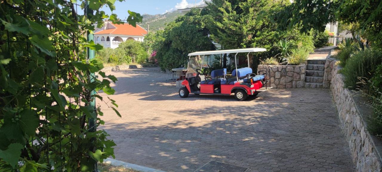 Resort Haus Toma Cesarica Exteriör bild